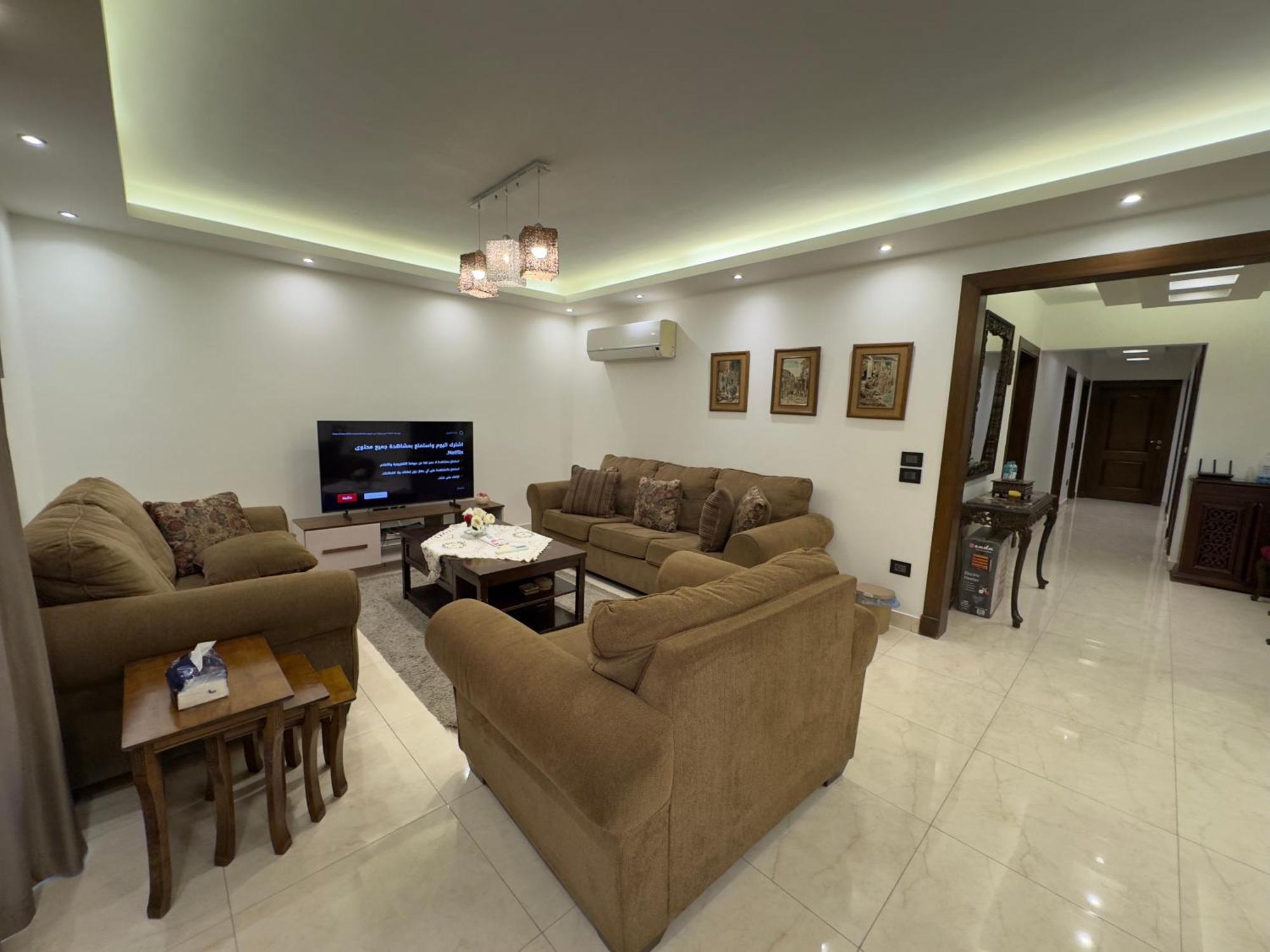 1108 . Spacious 3br Apt. 2ba Near Airport Apartment