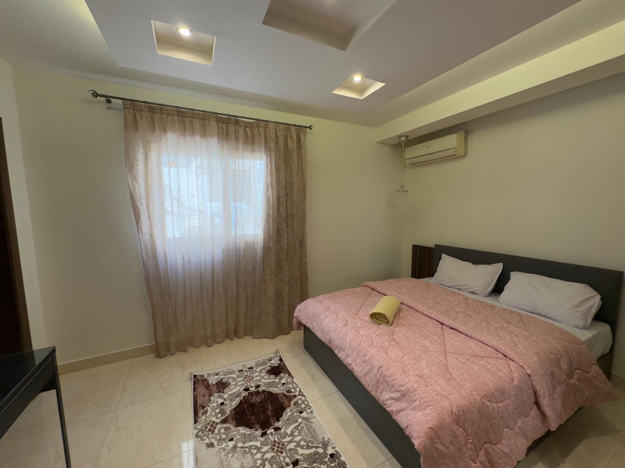 1108 . Spacious 3br Apt. 2ba Near Airport Apartment *