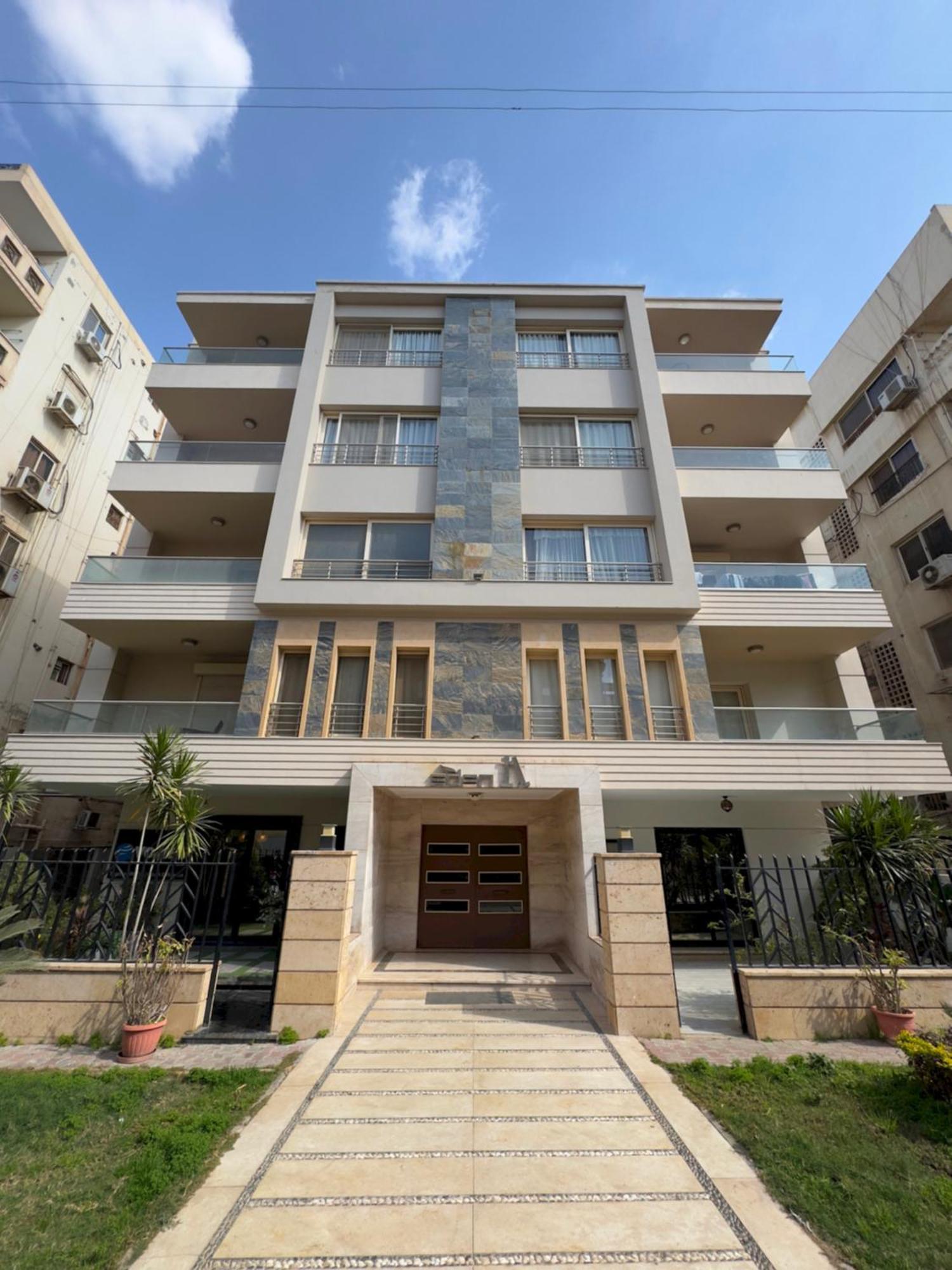 1108 . Spacious 3br Apt. 2ba Near Airport Apartment