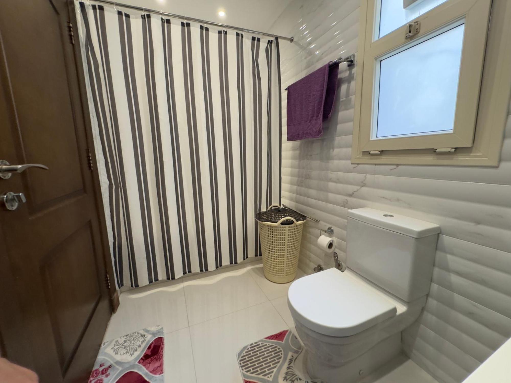 1108 . Spacious 3br Apt. 2ba Near Airport Apartment *
