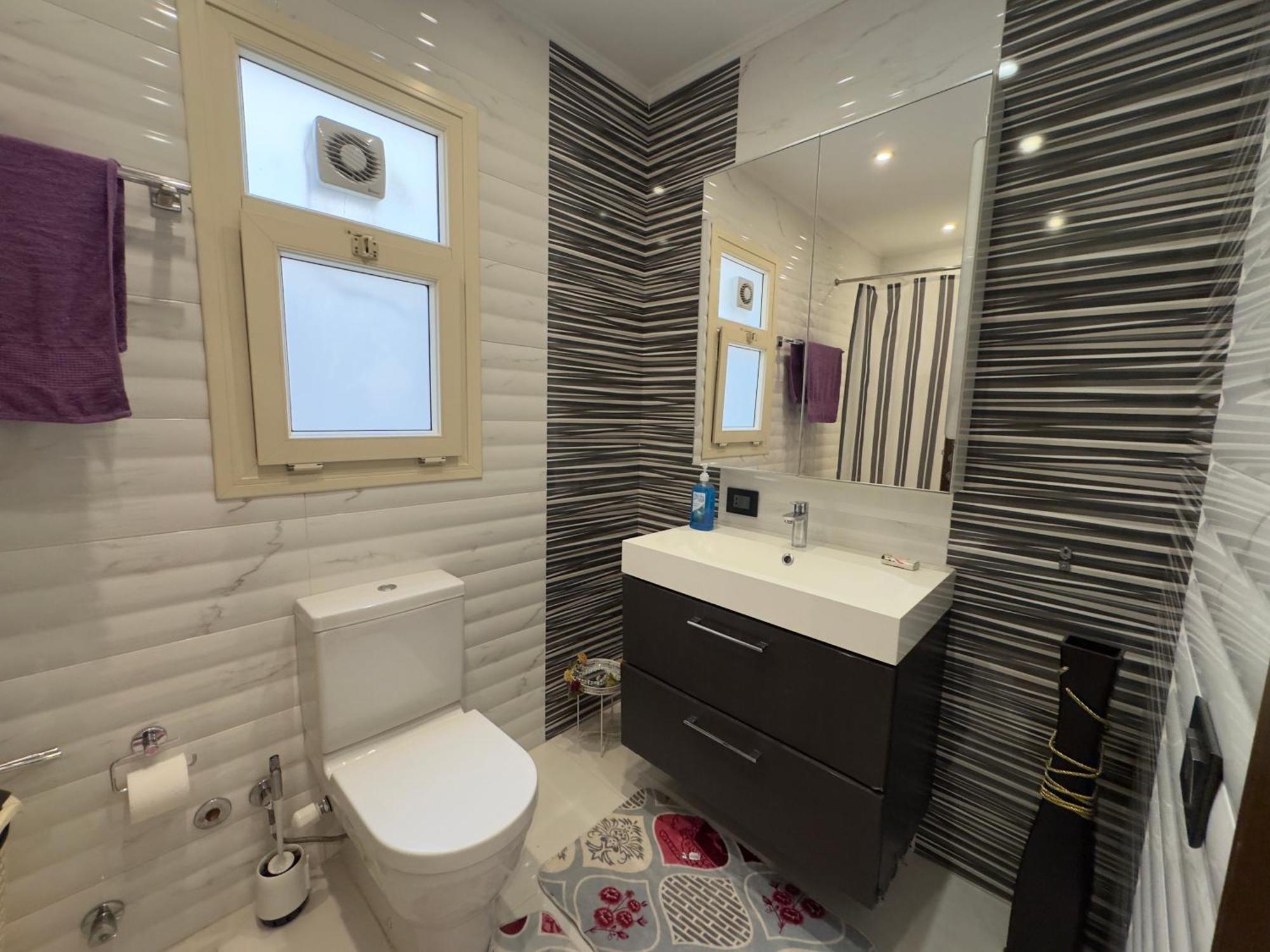 1108 . Spacious 3br Apt. 2ba Near Airport *