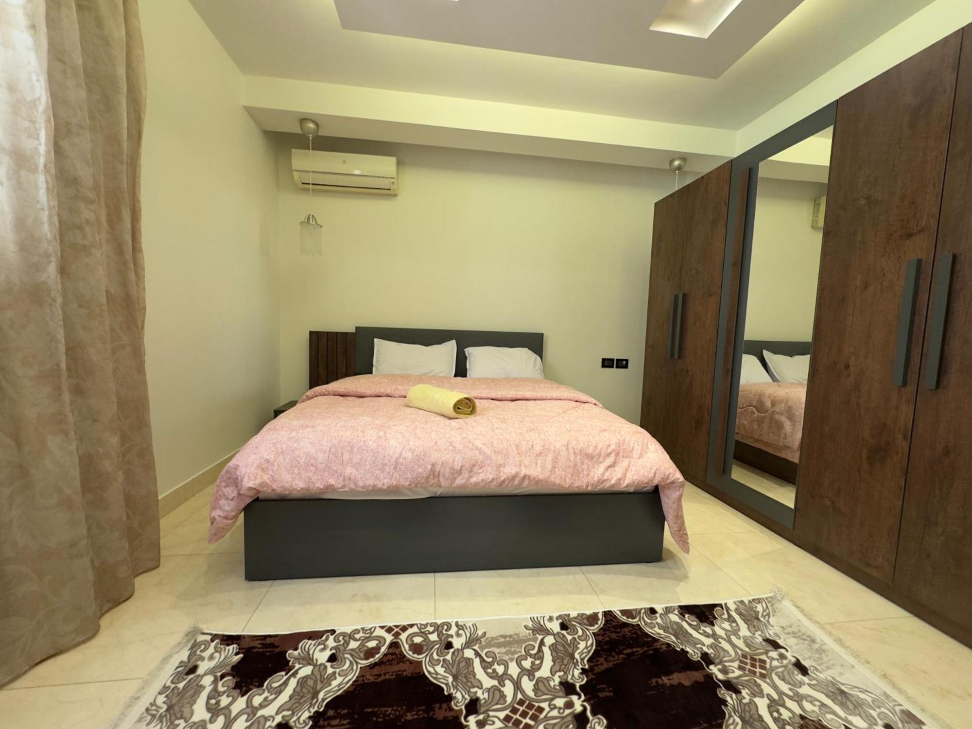 1108 . Spacious 3br Apt. 2ba Near Airport Apartment