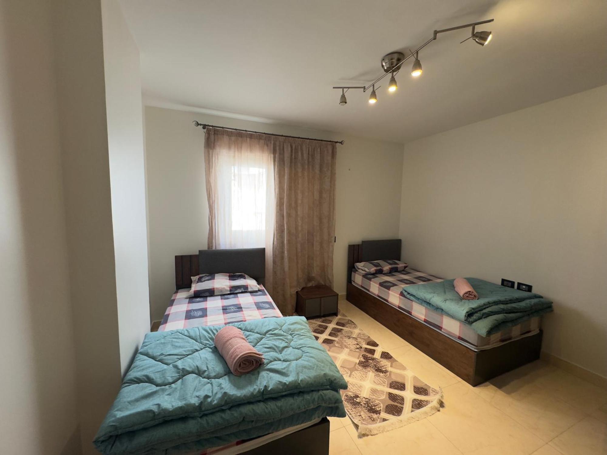 1108 . Spacious 3br Apt. 2ba Near Airport Apartment
